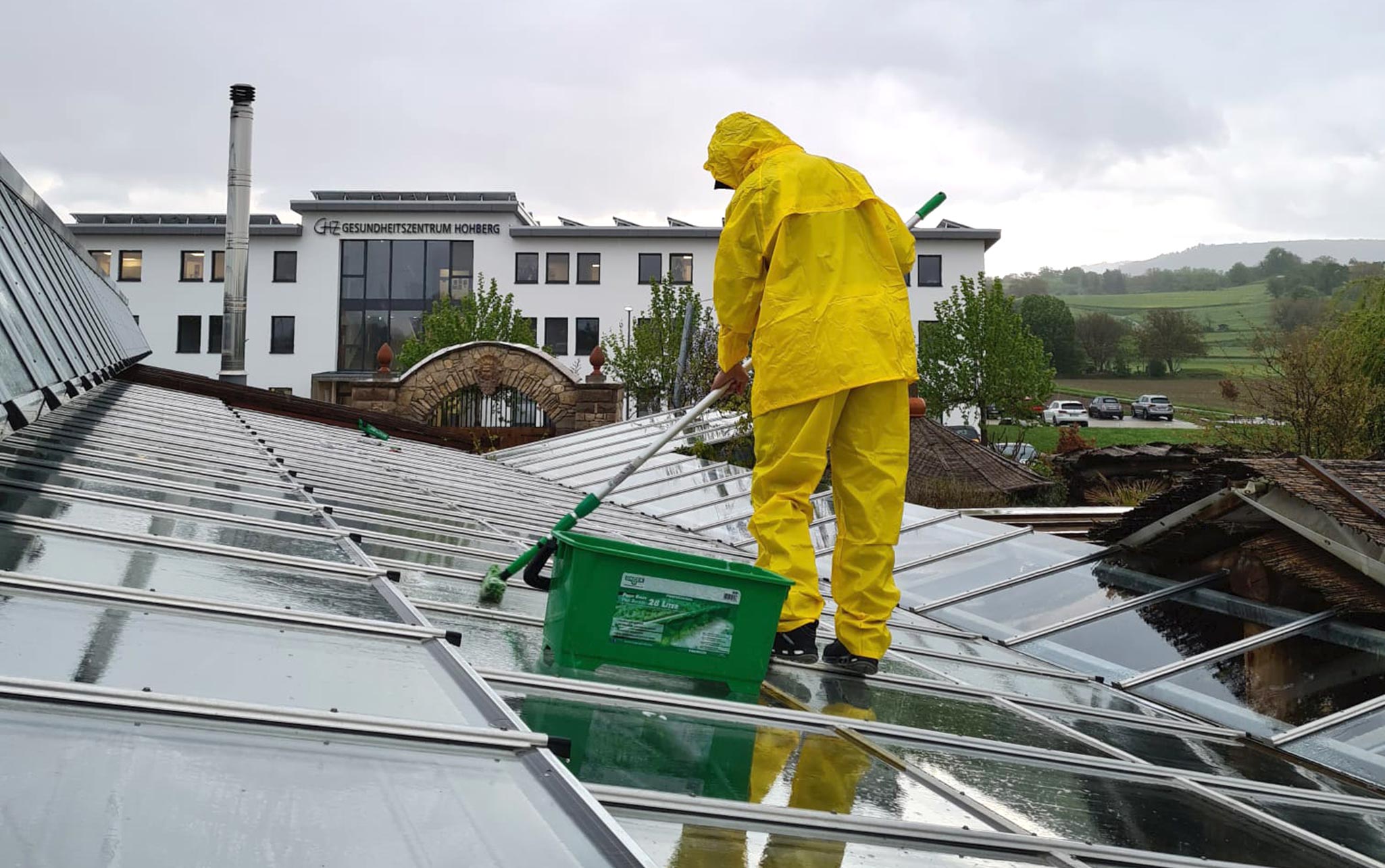 Reinigung eines Glasdaches durch Mitarbeiter von Gebäudereinigung Baden Dienstleistungen, Karlsruhe