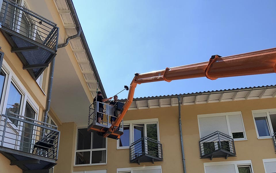 Fensterreinigung mit Kran