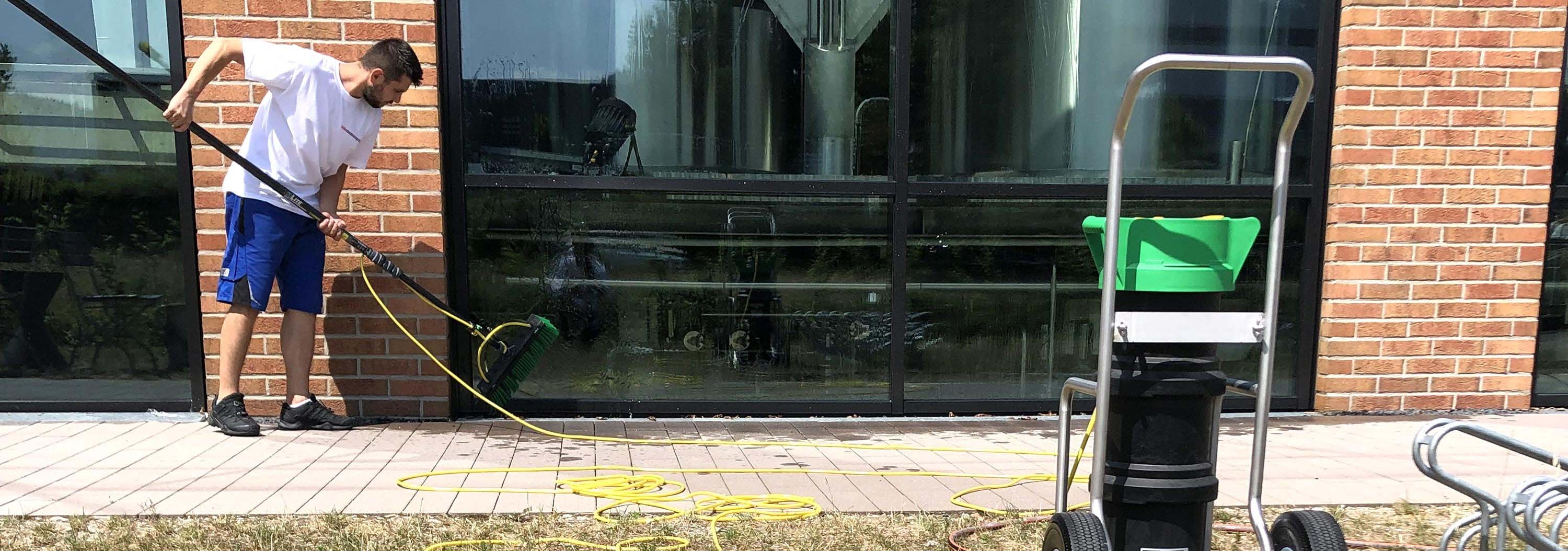 Gebaeudereinigung Karlsruhe Mitarbeiter reinigt Fenster