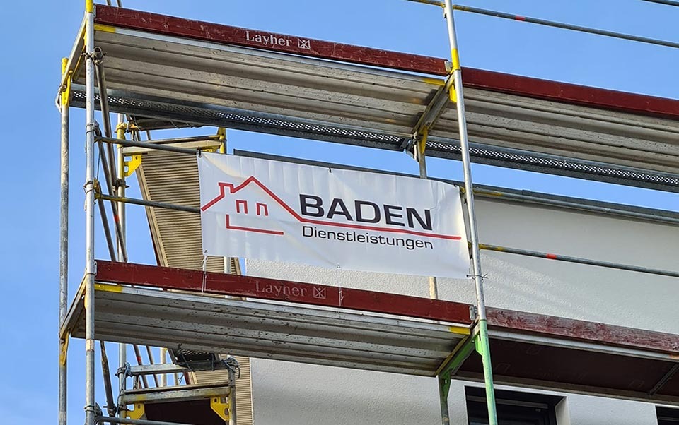 Gebaeudereinigung-Baden Dienstleistungen Banner am Baugeruest
